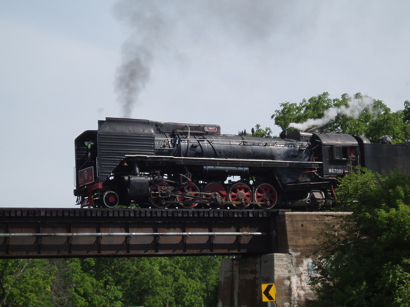 Steamers eastbound NE of Altoona on June 10, 2007 (photo by David Petersen)