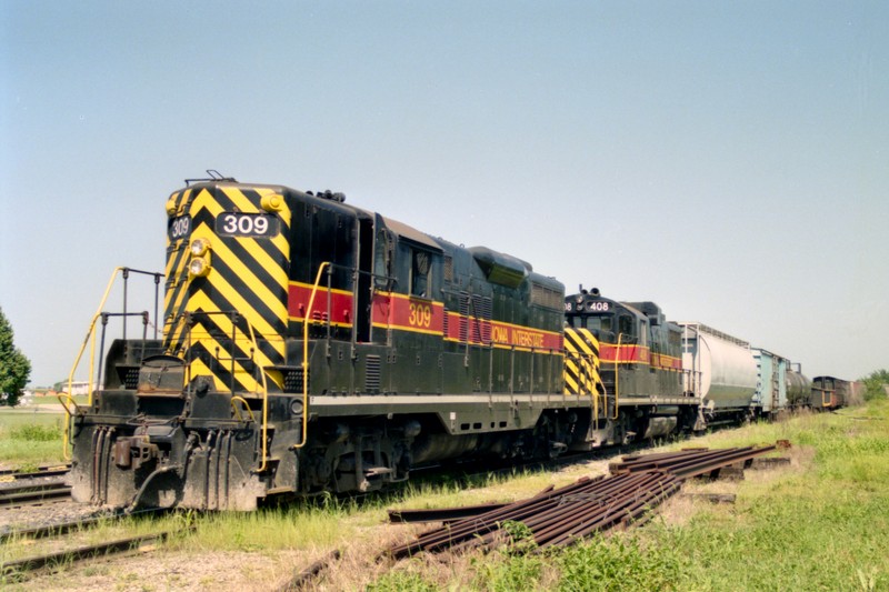 IAIS 309 leads westward in Altoona, IA, on 26 Aug 1993