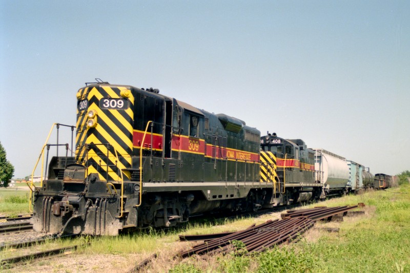 IAIS 309 leads westward in Altoona, IA, on 26 Aug 1993
