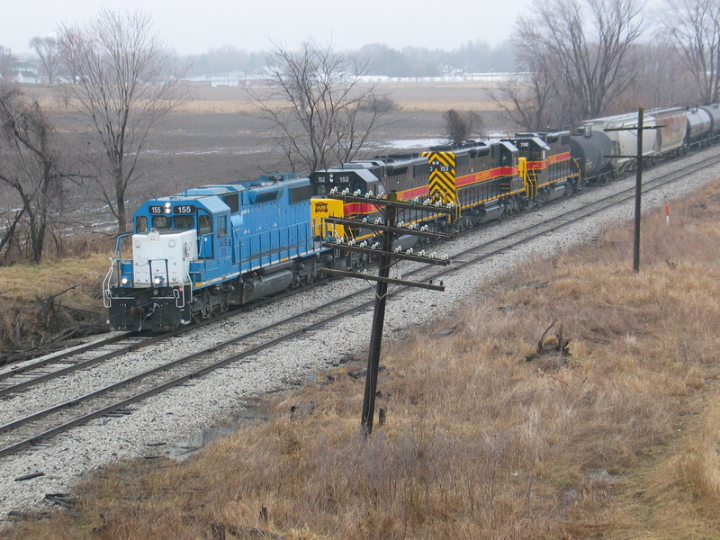Westbound RI turn appraoches the Wilton overpass, clearing up at N. Star siding.  March 23, 2007.