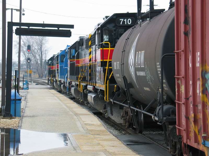 Eastbound gets a "lunar" to enter the yard at BI Vermont St.