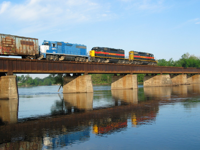 RI turn crosses the Cedar River, May 11, 2007.