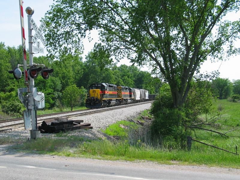 The crew has put the 2 six axles back onto the train, and left their 700s on the main, to wait for the east train to show up.