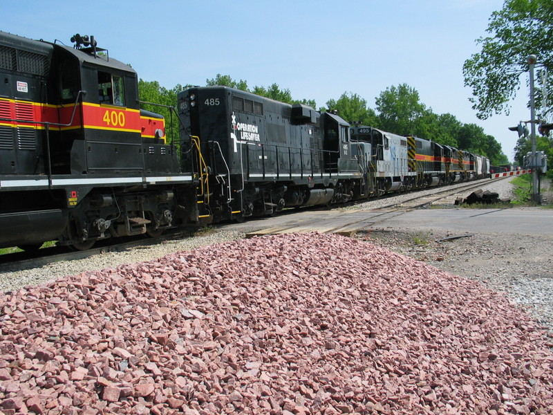 Here the eastbound Newton crew has arrived with 626/495/485/400, cut off their train at the west end, and pulled down the siding to put their power on the westbound ahead of the six axles.