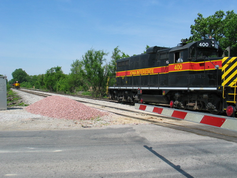 RI crew approaches with the east train, with 3 700s that they came west from RI with.  716 has lost its nose herald somewhere along the line.  May 21, 2007.