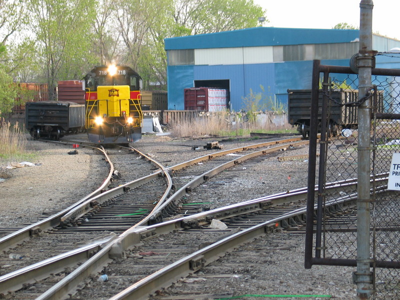 Afternoon BI switch crew works the warehouse at Evans yard, May 2, 2007.