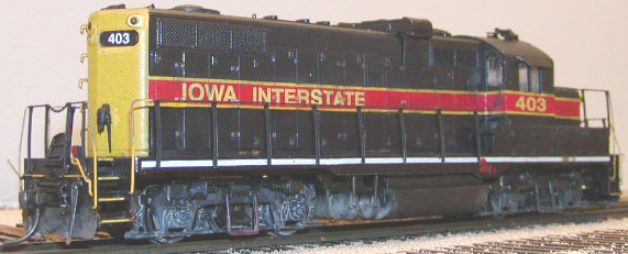 Rear engineer's side view. Note traces of blue showing through on rear truck, which I believe the IAIS retrofitted from 495, an ex-CSX GP16.
