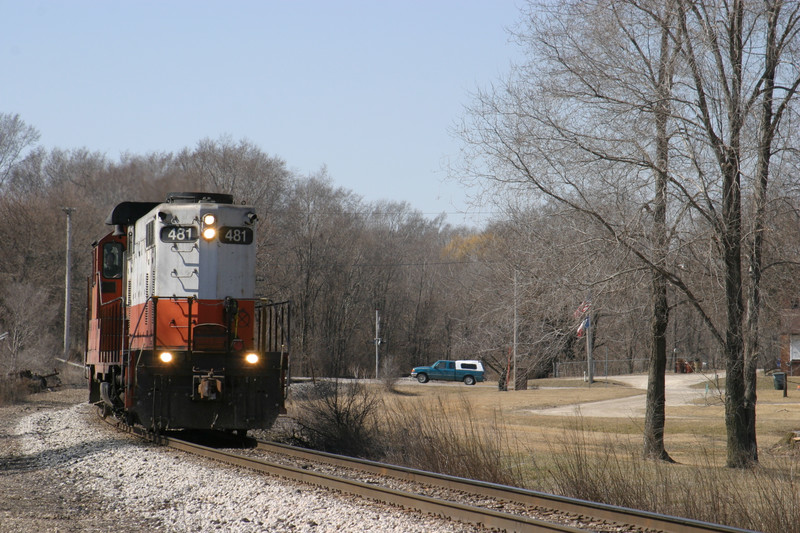 IAIS 481 heads east through the curve in Moscow on 16-Mar-2005.  (Looking west)