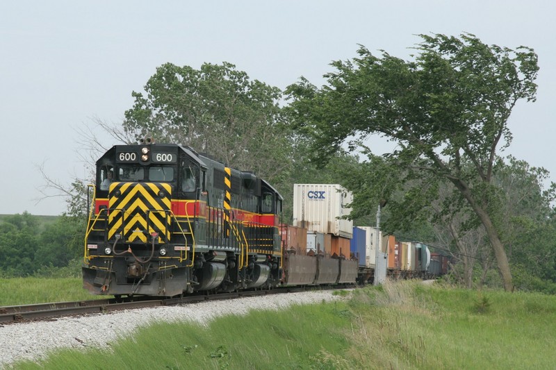 600, bringing up the rear, heads east between a pair of ex-RI signals