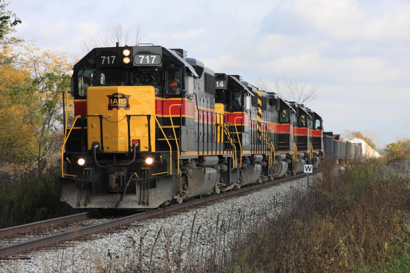 The west train (BICB) approaching Marengo with 717 in the lead