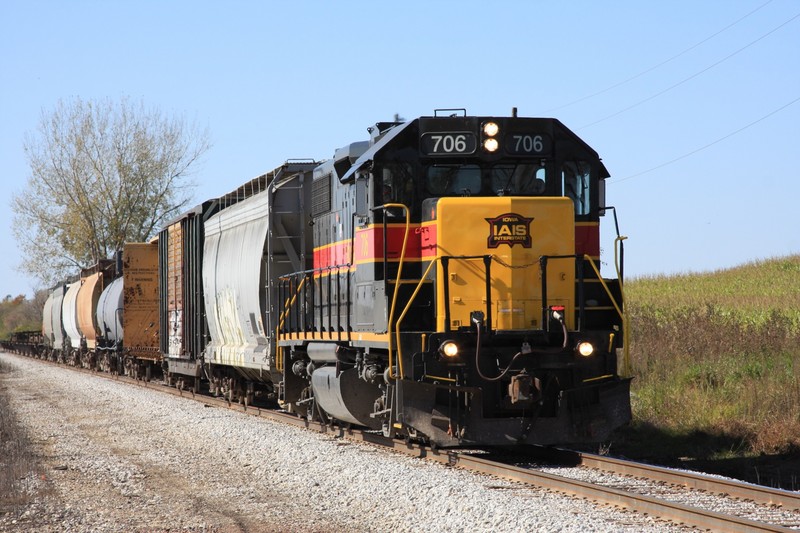 Shortly after 708's arrival, 706 left eastbound with the remaining cars on CBBI