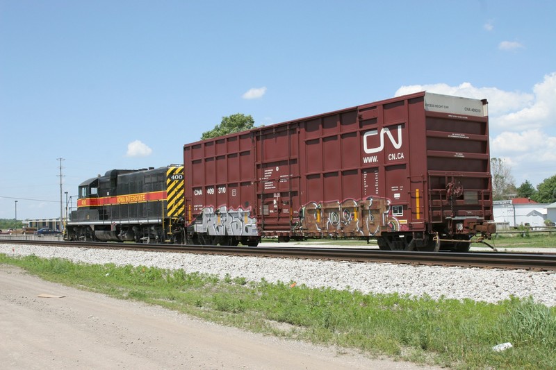 IAIS 400 sits with a single boxcar on the Marengo siding, presumably an IC switcher that went dead on hours