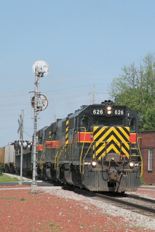 CBBI-31 and IAIS 626 pass the west interlocking signal at Grinnell