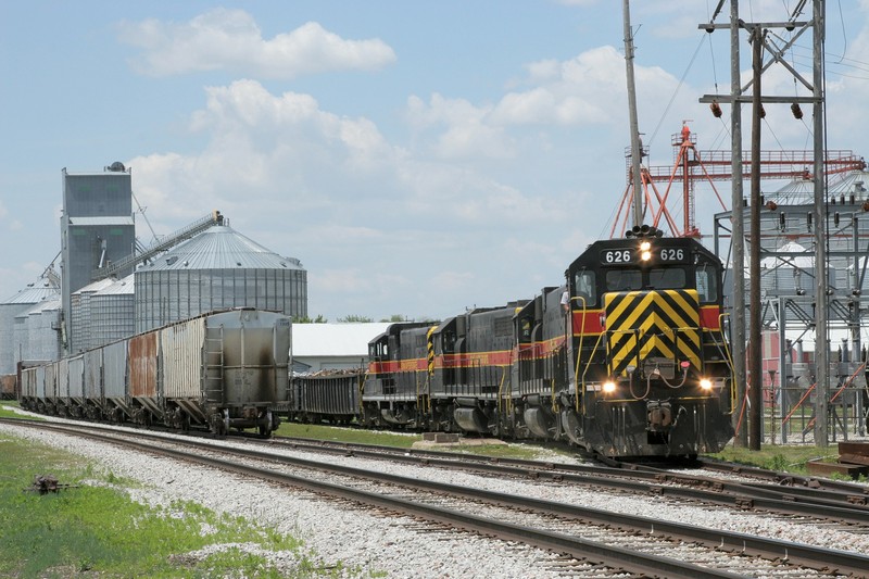 With all four units together, they've pulled a bunch of loaded grain hoppers out and are in the process of dropping a cut of fresh empties for the elevator