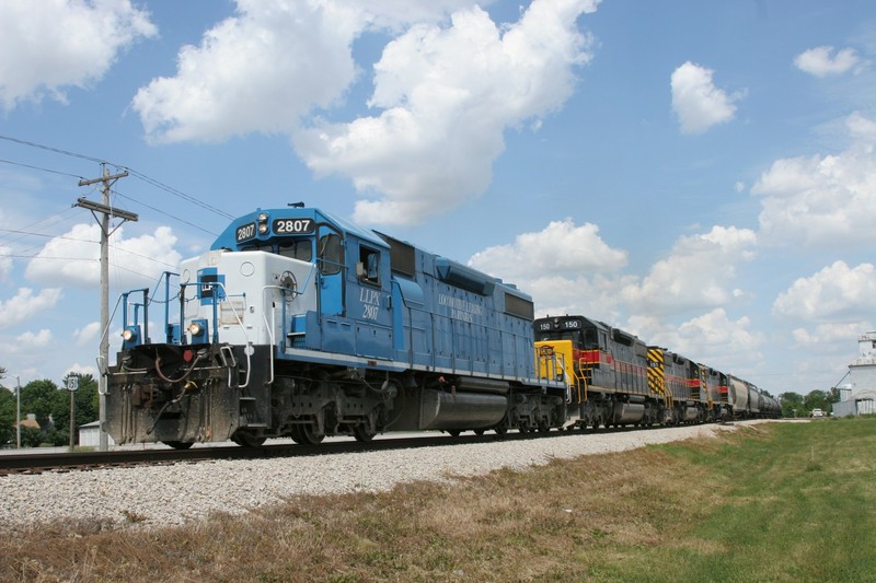 A wider shot of the CRIC train at Walford, IA, over the grueling hill between there and Fairfax to the north