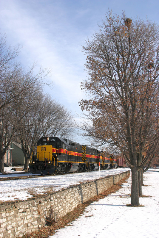 A little different view of 702 in West Davenport, just west of Gaines St. on 23-Dec-2005