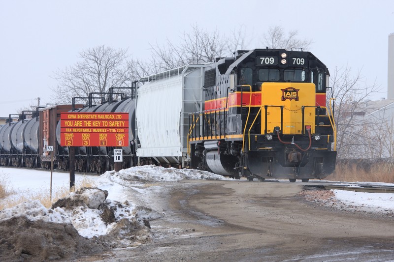 Meanwhile, while 154 drags cars over from Davenport, 709 switches cars in the Rock Island yard.