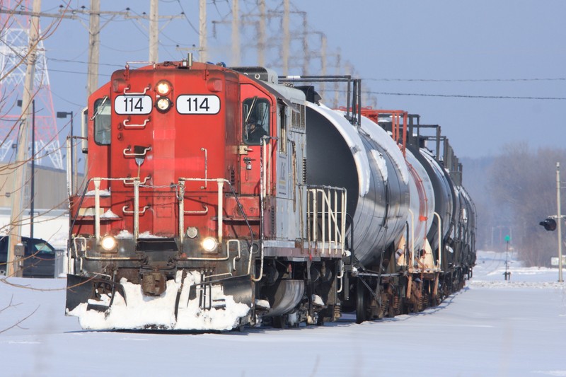 As he's approaching, my dad pointed out headlights on the third line that converges at East Moline - the IC&E/CP Nitrin Branch.  It's a little weedy because it was literally a "turn and shoot" shot.