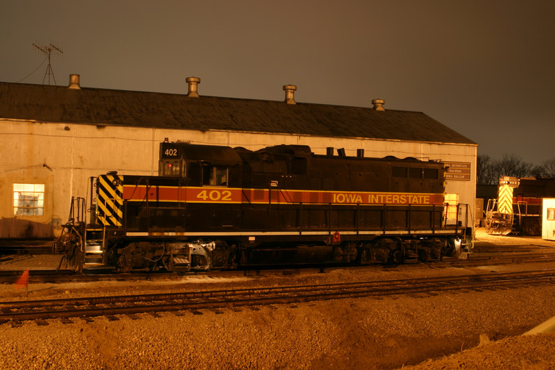 My favorite IAIS loco, 402, sitting in front of the CB shops on 19-Mar-2005