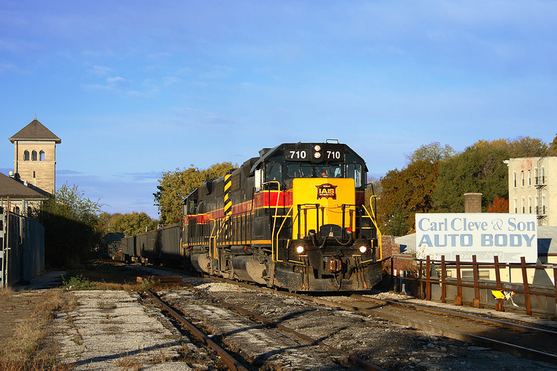 RISW pulls a cut of cars east out of the IC&E interchange at Missouri Division Junction in Davenport, Iowa. A pair of 700s lead the charge to Rock Island Yard. Date is October 28th, 2006.
