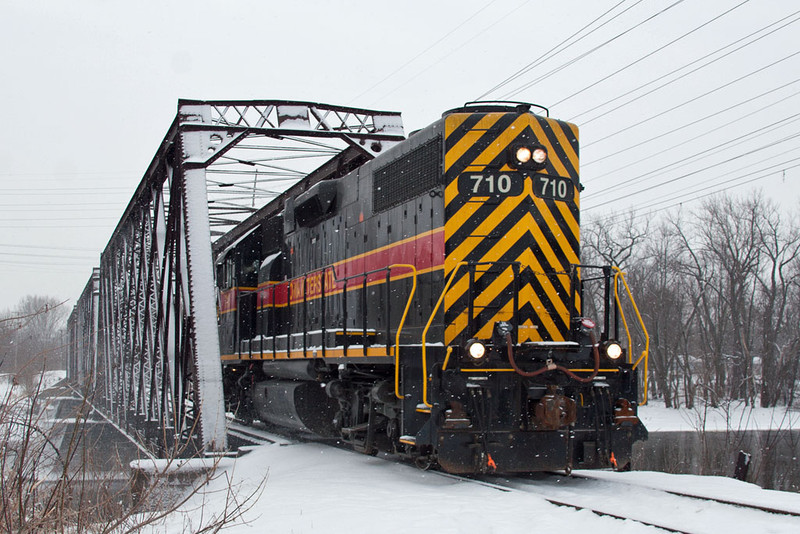 IAIS 710 makes its way back to RI over the Rock River.