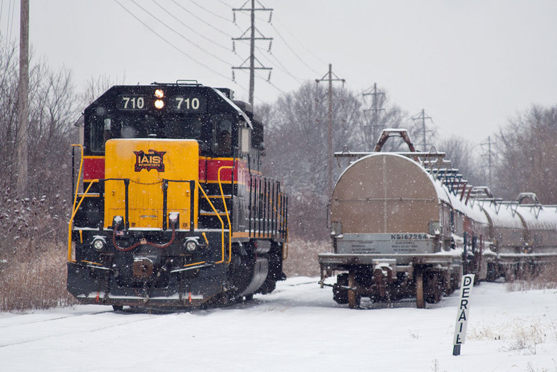 IAIS 710 passes the Consumers siding in Rock Island.