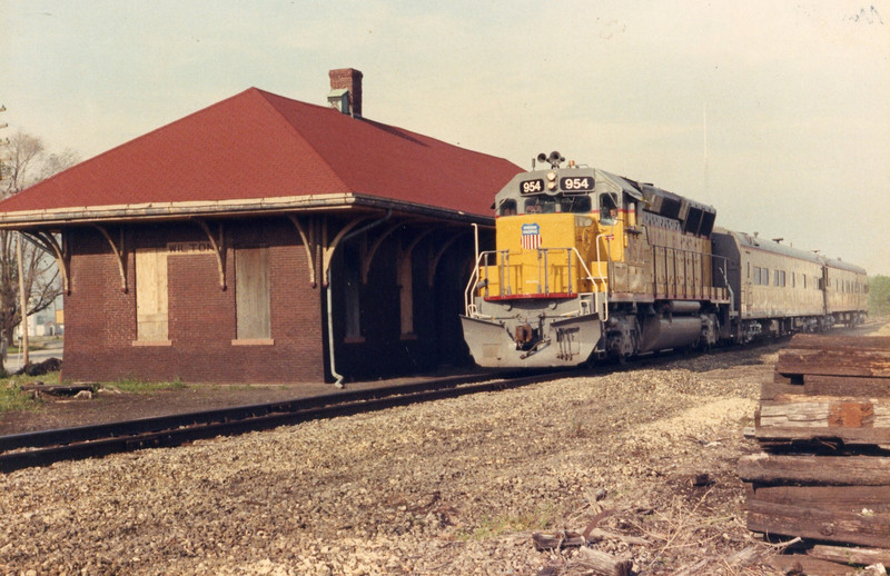 UP eastbound inspection train at Wilton, IA in May of 1989.