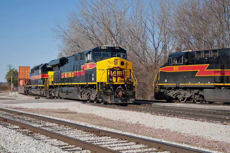 BICB-10 (511) waits at Rock Island for CBBI-10's (504) arrival.