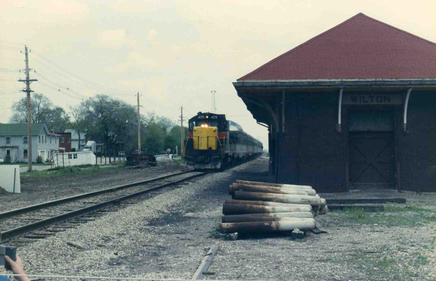 479 and the Quad City Rocket approach the Wilton depot