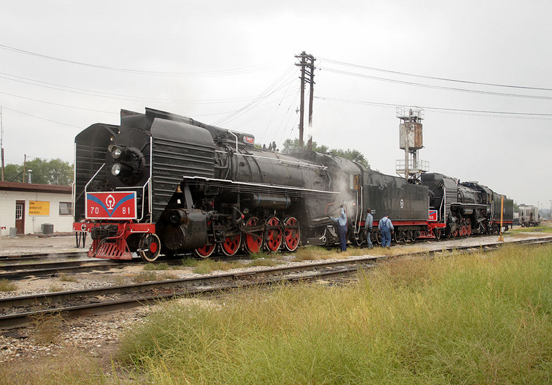 The 7081 arrives in Rock Island Yard and is parked with the 6988 on 10-Sept-2006.