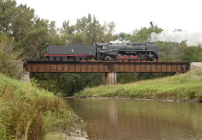 IAIS 7081 is eastbound as it crosses Clear Creek in Coralville, IA on 09-Sept-2006.