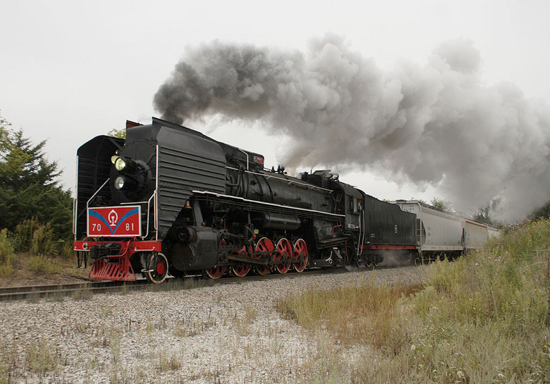 IAIS 7081 heads west with 8 cars on a break in run at County Line Rd west of Oxford, IA on 09-Sept-2006.