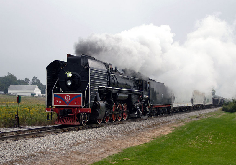 The 7081 heads west through Homestead on 09-Sept-2006.