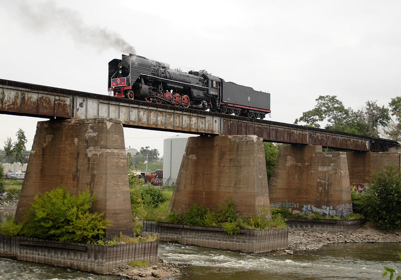 QJ 7081 returns to Iowa City, IA lite engine over the Iowa River after successfully completing a test run out to Homestead on 09-Sept-2006.