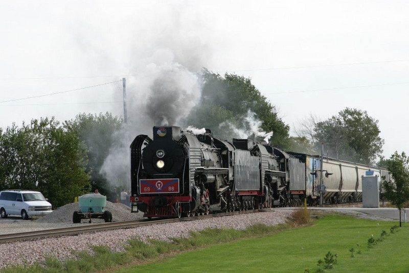 Coming over the Y-40 grade crossing just east of Walcott, IA