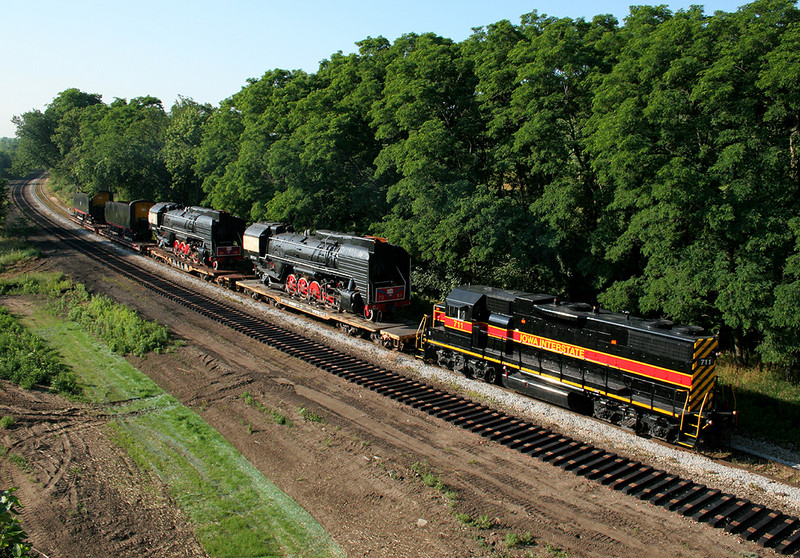 IAIS 711 heads west through Silvis, IL on 27-Jun-2006 as seen from the IL Rte 5 overpass.