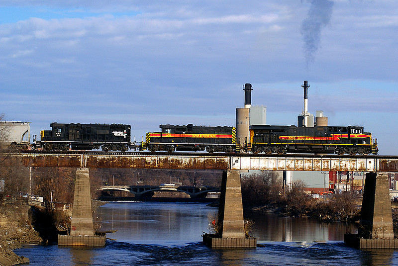 The last roundup. Gevo 501 tows 400 and 485 on their last trip east on IAIS tracks.