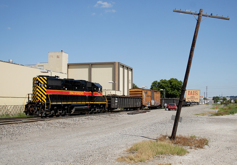 IAIS 712 with RISW-20 @ 44th St; Rock Island, IL.