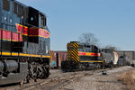 CBBI-03 (512) waits to depart while SISW-04 (157) pulls into the yard at Rock Island, IL.