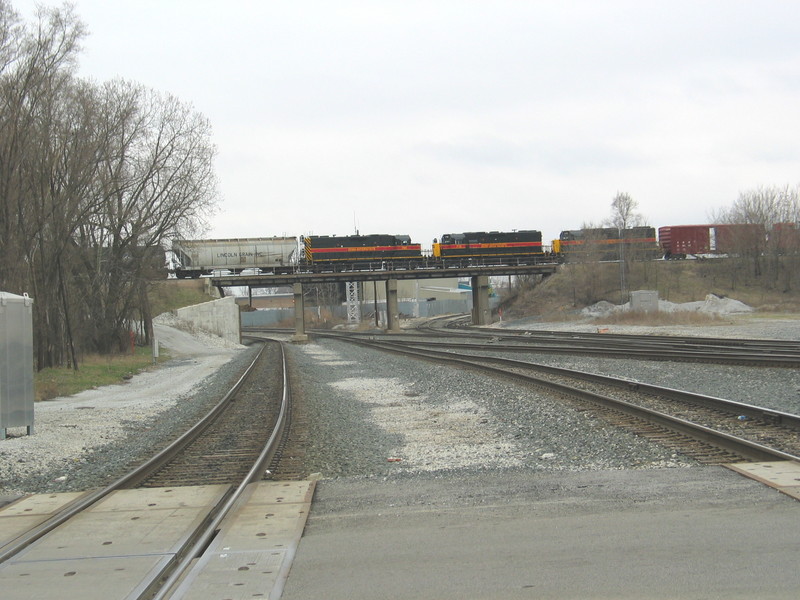 IAIS transfer job shoving towards Vermont St. (left, to the northeast).