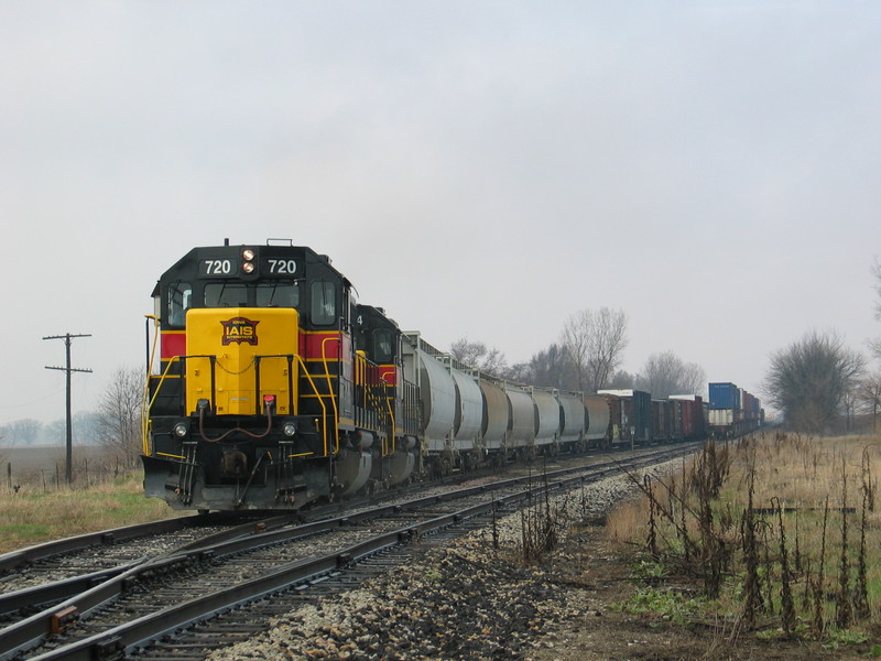 Extra eastbound pulls out the east end of West Lib. siding.  April 6, 2006.