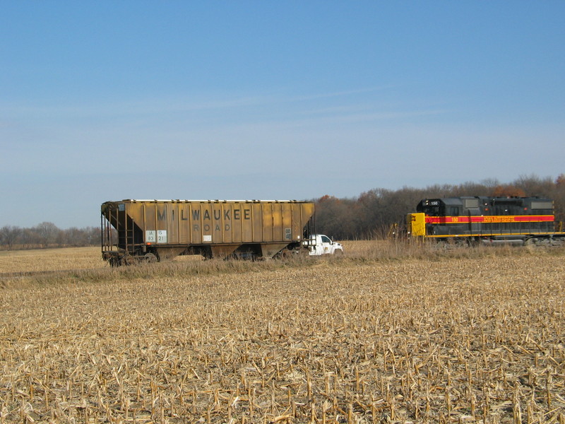 RI turn approaches the bad order setout hopper at the west end of N. Star siding, Nov. 21, 2006.