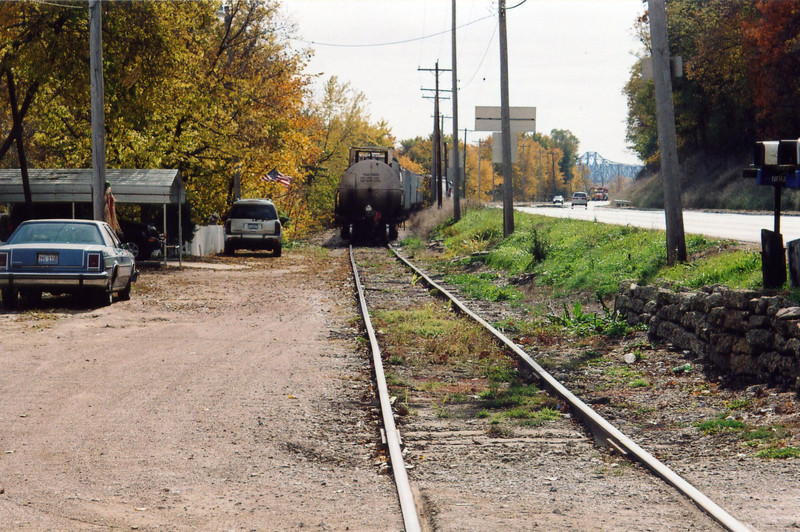 Peoria Rocket going south through "The Narrows" north of Peoria.  In the background is the McLuggage Bridge.  Nov. 3, 2005.