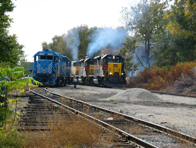 Looking south, IAIS power is just starting to pull.  Nov. 3, 2005.