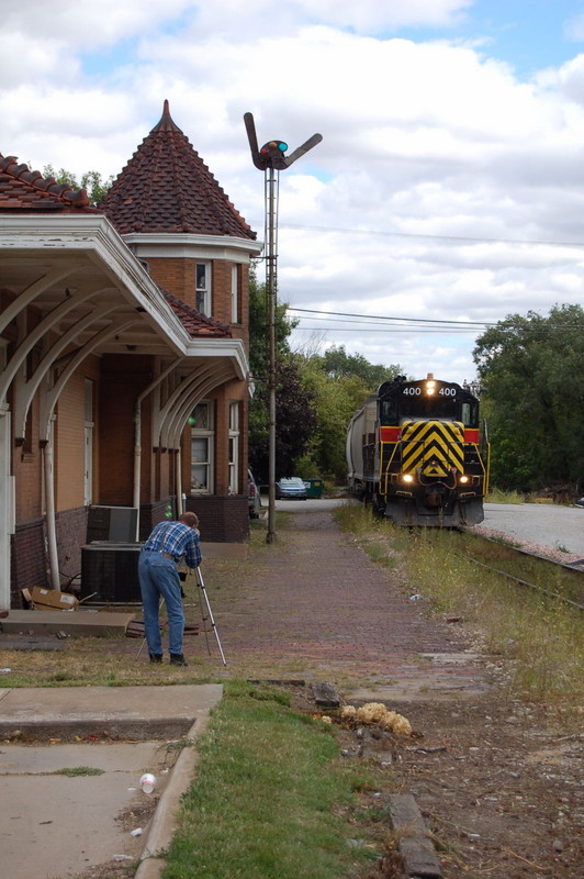 ICSW with #400 works the Iowa City yard while another railfan catches the action