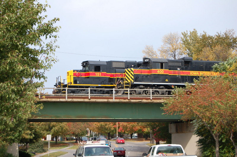 SD38-2s on ICCR and #400 on ICSW pause on Gilbert St bridge