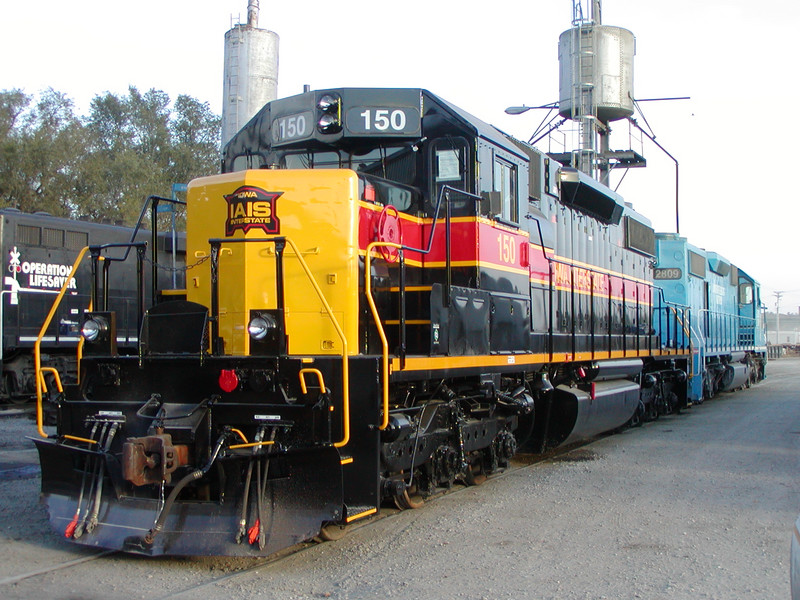 IAIS 150 idles back-to-back with 2809.  Council Bluffs, 10/10/05