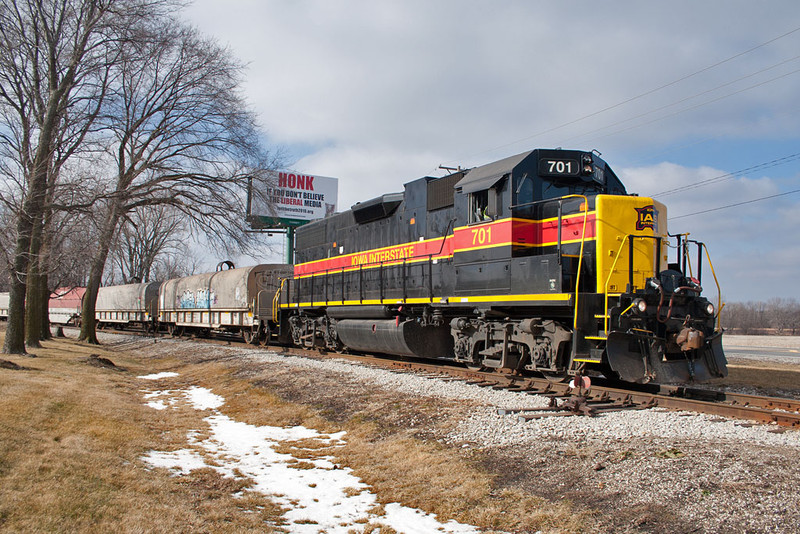 Pulling empties from Steel Warehouse, Rock Island, IL