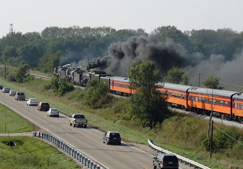 The safest way to pass the motorcade was on I-80, as we did between Annawan and Atkinson, IL.