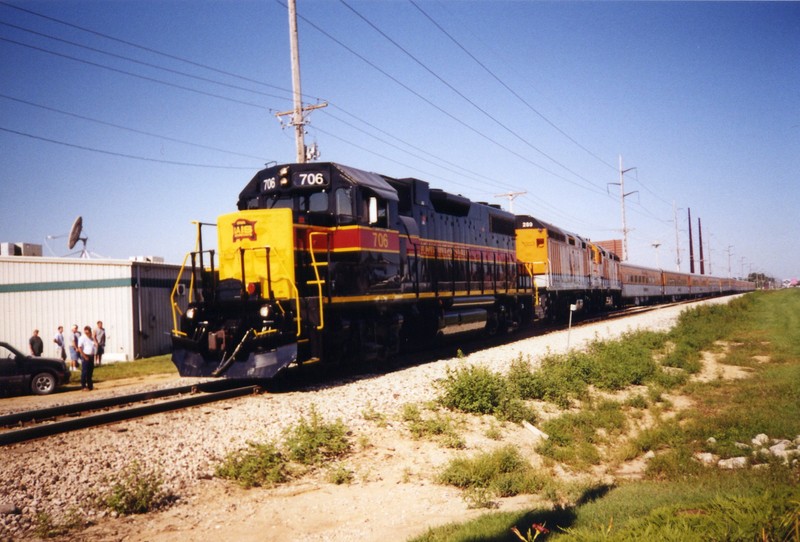 The Ski Train, led by 706, backs into Vernon siding Coralville, Sept. 2, 2004.